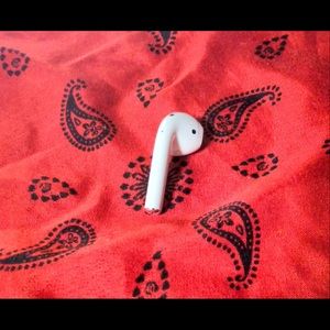 Apple AirPod (Right ear only) 2nd Generation.
